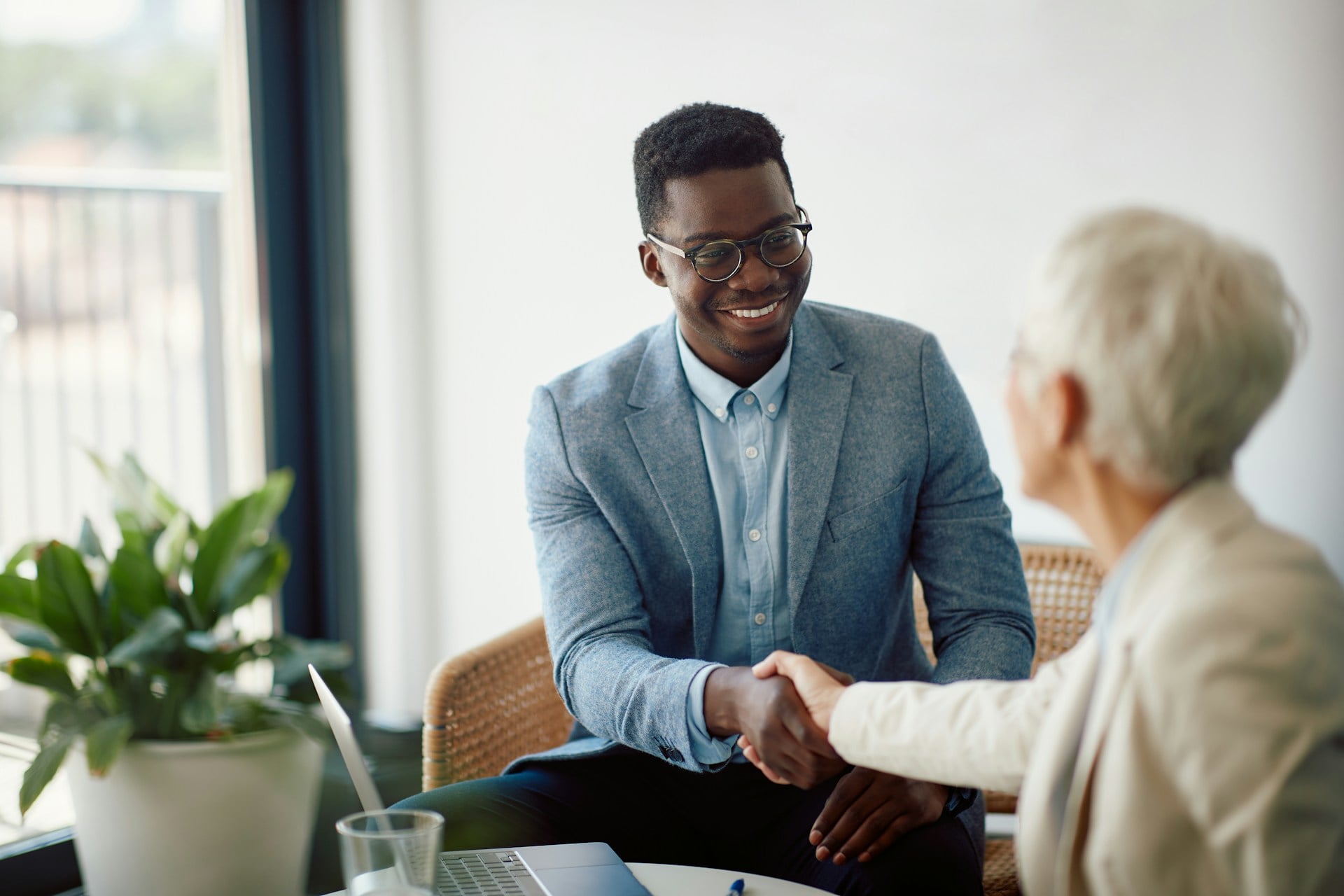 broker helps client